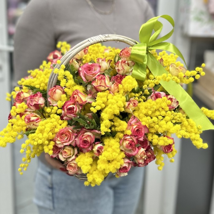 Ароматная мимоза с кустовыми розами в корзине